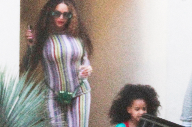 В стиле диско: Бейонсе в ярком образе вышла на прогулку со старшей дочерью Блю Айви