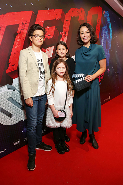 Екатерина Волкова с сыном Богданом и дочерьми Александрой и Валерией