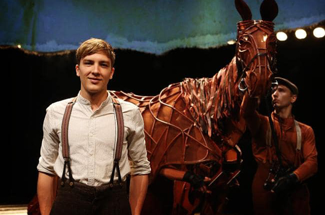 Коди Ферн в спектакле "Боевой конь"