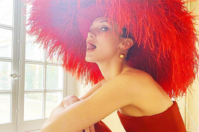 Белла Хадид осветлила волосы и повторила образ Одри Хепберн для съемки в Vogue