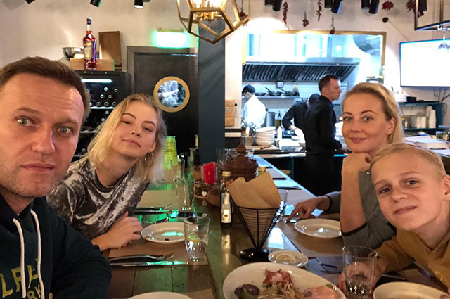 Алексей и Юлия Навальные с дочерью Дашей и сыном Захаром