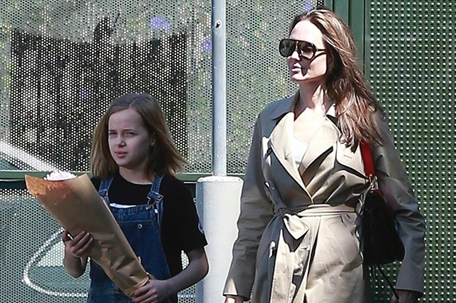 Детям — цветы: Анджелина Джоли на прогулке с дочерью Вивьен