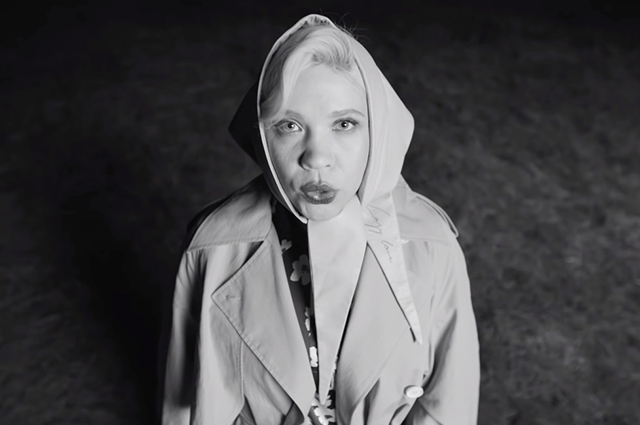Тина Кузнецова в клипе на песню "Мужа дома нету"