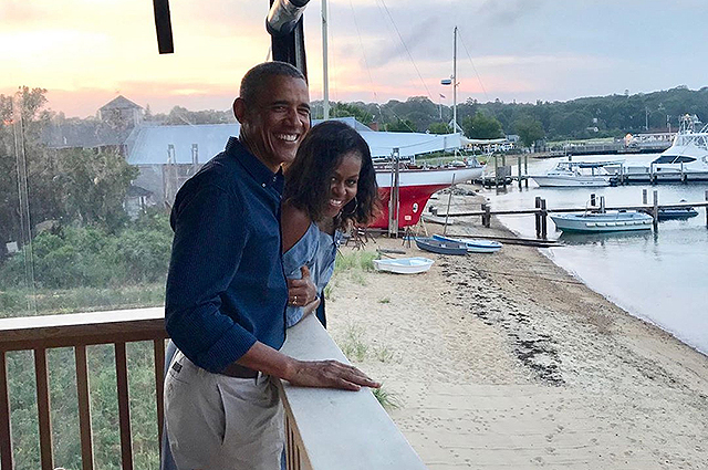 Барак и Мишель Обама отметили 27 лет брака, поделившись романтичными кадрами в соцсети