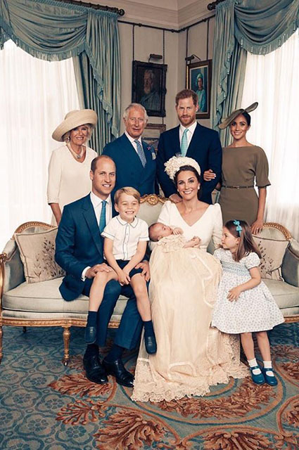 Герцогиня Корнуольская, принц Чарльз, принц Гарри, Меган Маркл, принц Уильям, принц Джордж, Кейт Миддлтон, принц Луи и принцесса Шарлотта 