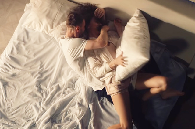 Игорь и Екатерина Акинфеевы в клипе на песню "Она меня целует"
