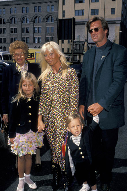 С мужем Полом Беком, дочерью Аллегрой и сыном Даниэлем, 1993 год