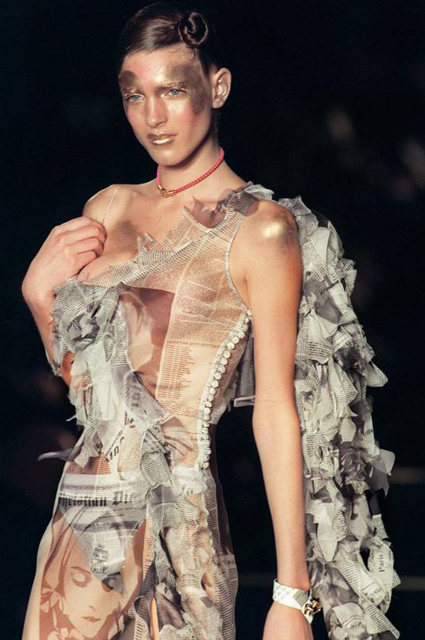 Показ Dior by John Galliano сезона осень/зима-2000/2001