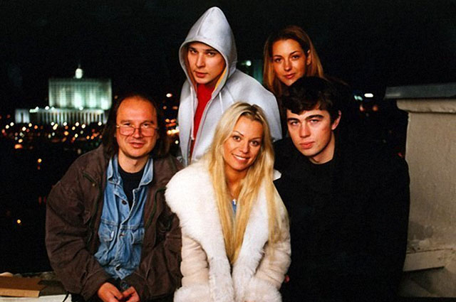 Команда фильма "Брат-2".В первом ряду: Алексей Балабанов, Ирина Салтыкова и Сергей Бодров
