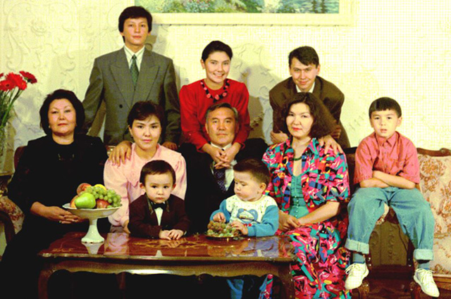 Семья бывшего президента Казахстана Нурсултана Назарбаева. Начало 1990-х