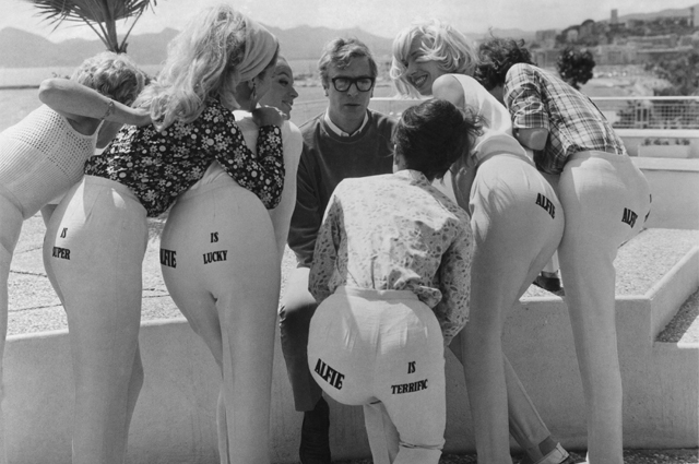Майкл Кейн и модели, 1966 год