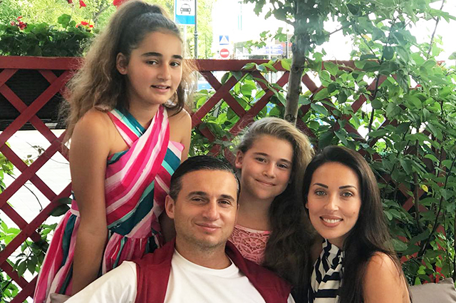 Ян Абрамов и Алсу с дочерьми Сафиной и Микеллой