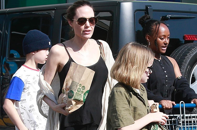 Анджелина Джоли провела День матери вместе со своими детьми в Лос-Анджелесе