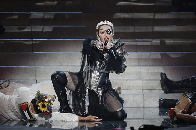 Поклонники Мадонны шутят, что она займет Железный Трон в 