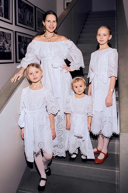 Ольга Томпсон с дочерьми Таней, Аней и Марусей