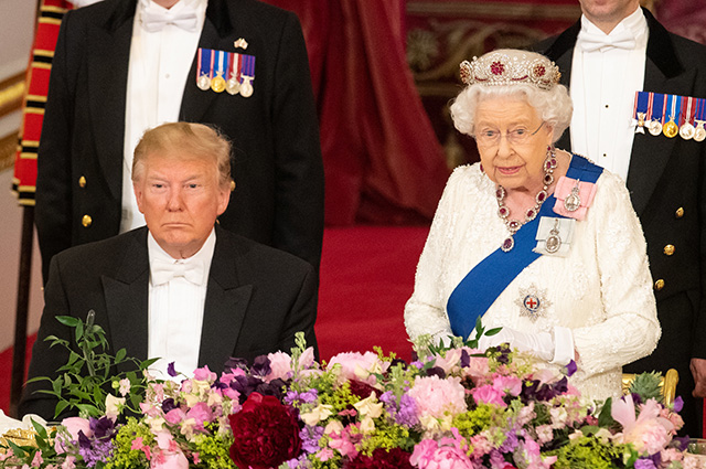 В сети обсуждают фамильярный жест Дональда Трампа на приеме у королевы Елизаветы II