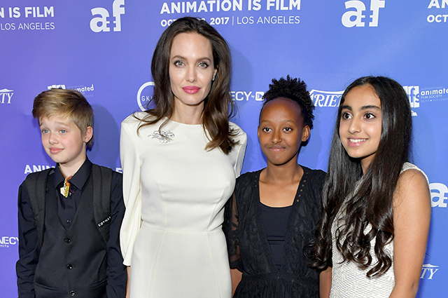 Анджелина Джоли с дочерьми Шайло и Захарой  