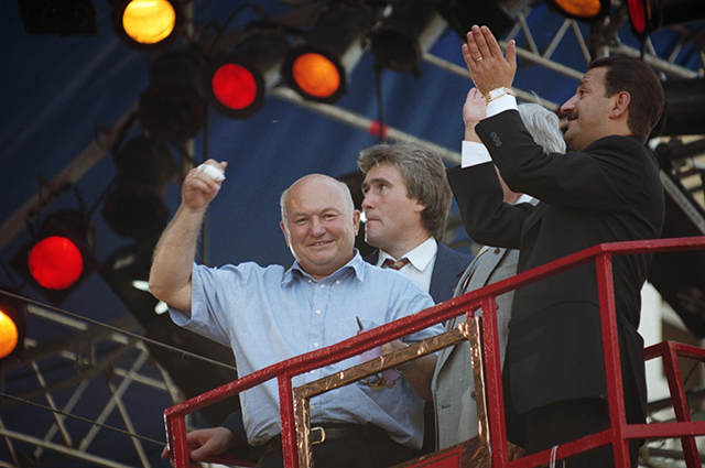 Бывший мэр Москвы Юрий Лужков (слева) и Тельман Исмаилов (справа) на открытии ресторана "Прага", 1997 год