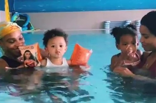 Серена Уильямс и Сиара учат своих дочерей плавать во время отдыха в Каннах