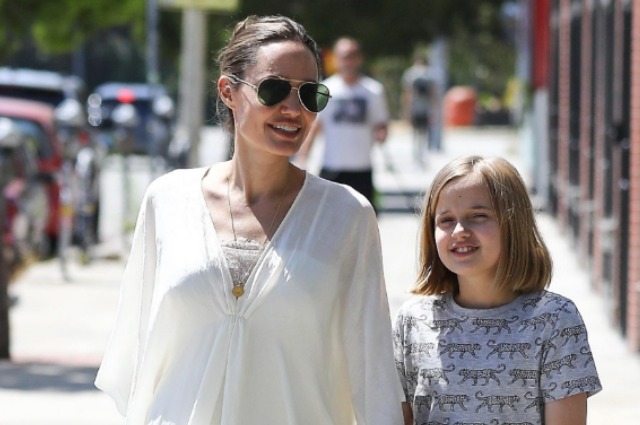 Анджелина Джоли с дочерью Вивьен на прогулке в Лос-Анджелесе