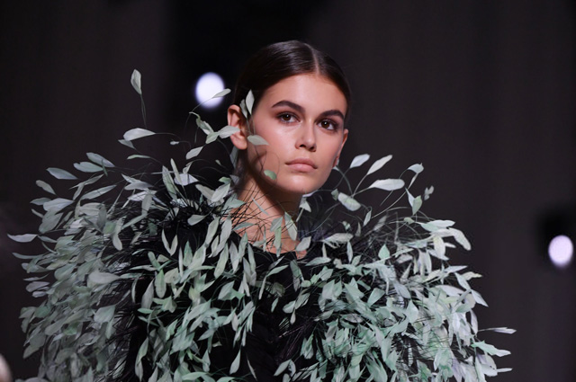 Неделя высокой моды в Париже: Кайя Гербер на показе Givenchy