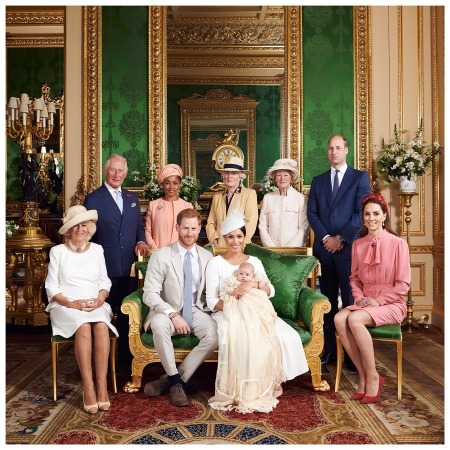 Вверху: принц Чарльз, Дория Рагланд, Сара МакКоркодейл, Джейн Феллоуз, принц Уильям, внизу: герцогиня Корнуольская Камилла, принц Гарри и Меган Маркл с сыном Арчи и Кейт Миддлтон
