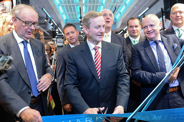Артур Райан (слева) и премьер-министр Ирландии Энда Кенни (в центре) на открытии магазина Primark