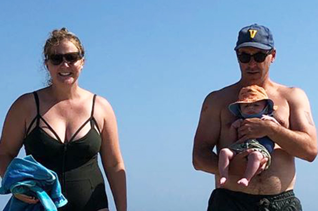 Заметки отдыхающих: Эми Шумер делится отпускными фото с мужем и сыном