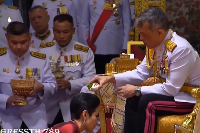 Король Таиланда со своей наложницей
