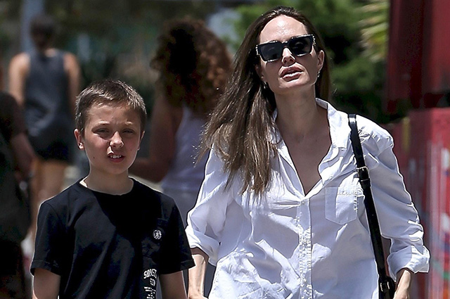 Будни Анджелины Джоли: актриса на прогулке с близнецами Вивьен и Ноксом