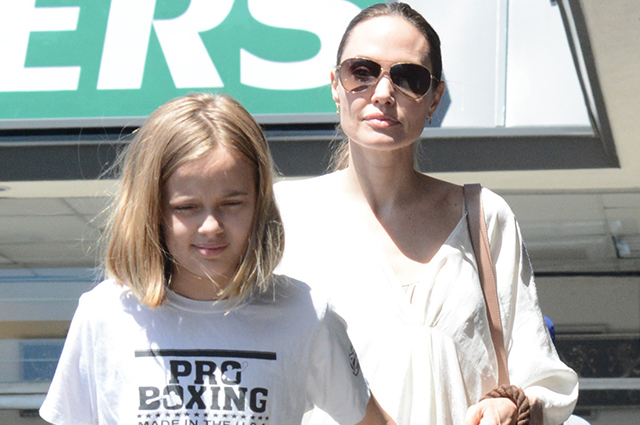 Анджелина Джоли на прогулке с дочерью Вивьен и собакой: новое фото