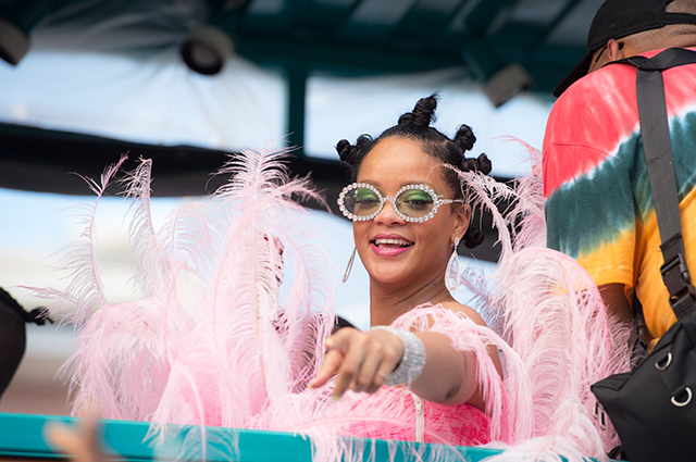 Райская птица: Рианна на ежегодном карнавале на Барбадосе