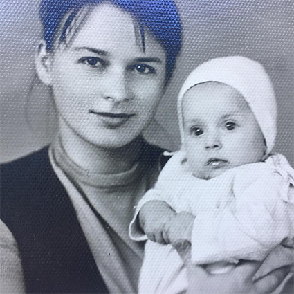 Алена Свиридова в возрасте шести месяцев с мамой