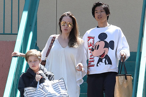Анджелина Джоли с детьми на шопинге в Лос-Анджелесе: новые фото