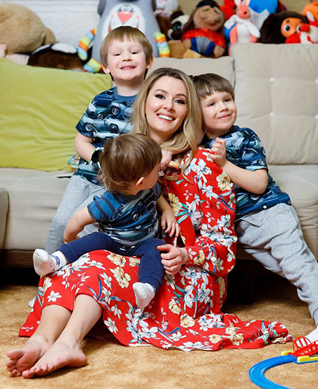 Мария Кожевникова с детьми