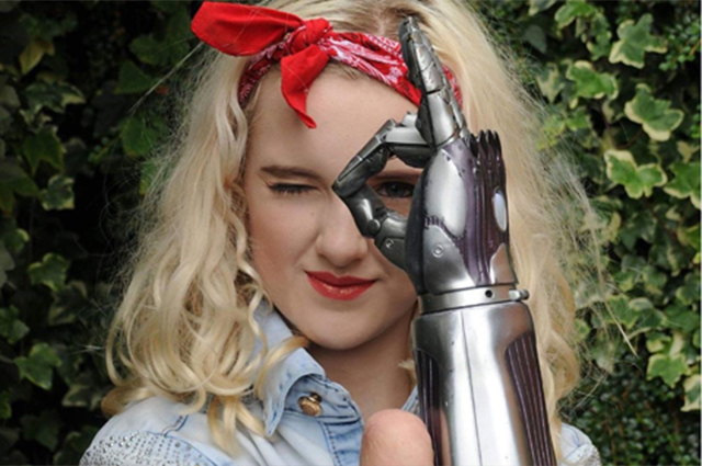 Девушка с бионическими руками Тилли Локи о макияже и важности разнообразия в мире моды