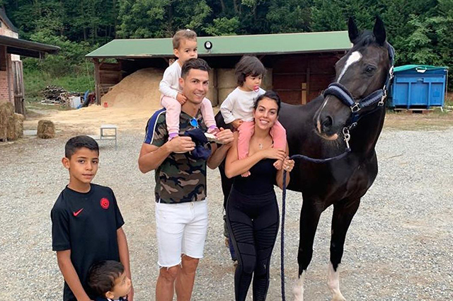 Прогулка на велосипедах и лошадях: Криштиану Роналду и Джорджина Родригес провели выходные с детьми