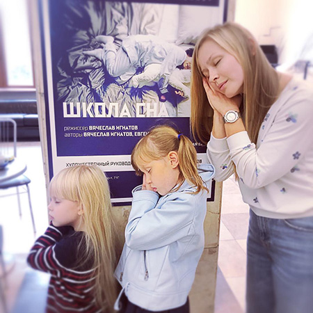 Юлия Пересильд с дочерьми Аней и Машей