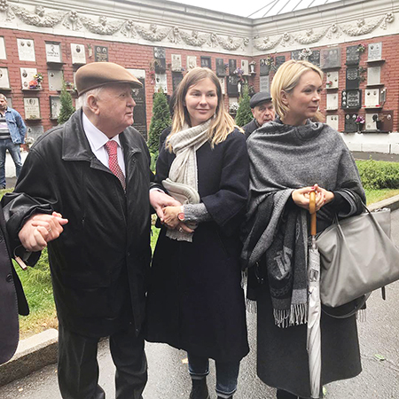 Михаил Горбачев с внучками Анастасией и Ксенией