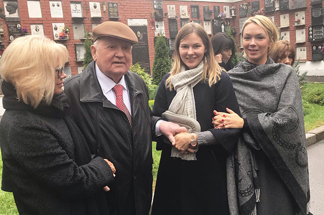 Михаил Горбачев с семьей почтил память супруги Раисы в 20-летнюю годовщину со дня ее смерти