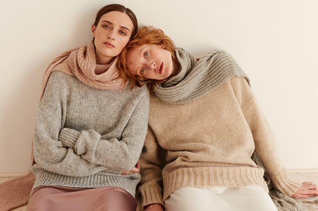 Утепляемся: пальто и уютные свитера в новых осенних лукбуках