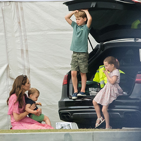 Кейт Миддлтон с принцем Луи, принцем Джорджем и принцессой Шарлоттой