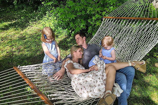 Ники Хилтон опубликовала редкую фотографию с мужем Джеймсом Ротшильдом и дочерьми