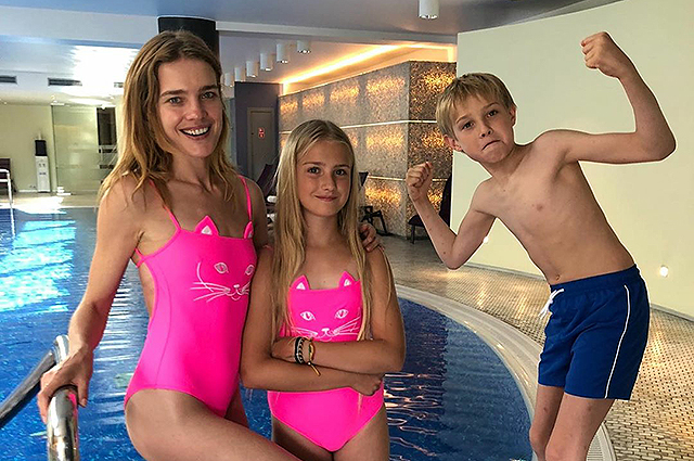 Наталья Водянова показала семейные фото и поздравила сына Виктора с днем рождения: 