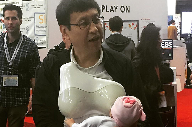 Японская компания разработала искусственную грудь для отцов, чтобы они смогли кормить младенцев
