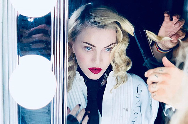 Шпагат на спине: Мадонна продемонстрировала гибкость в видео