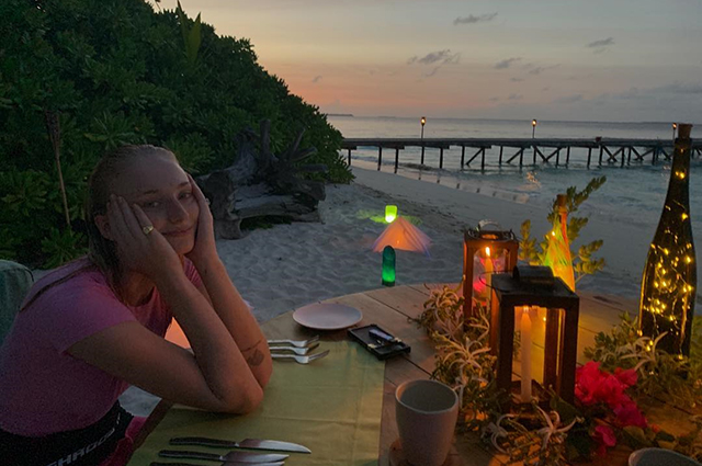 Пляжная романтика: Софи Тернер и Джо Джонас проводят медовый месяц на Мальдивах