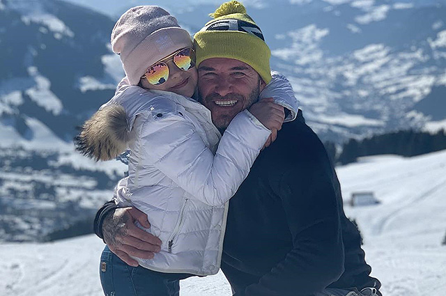 Дэвид и Виктория Бекхэм с детьми катаются на лыжах в горах: фото семейного отдыха