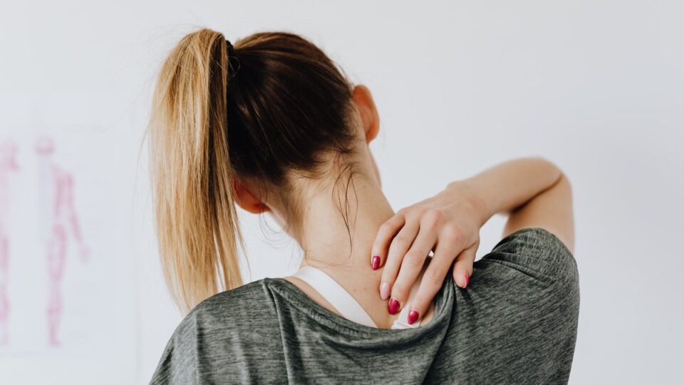 Три простых упражнения, помогающих снять боль в спине