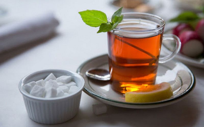 Медики предупредили о вреде чая с сахаром